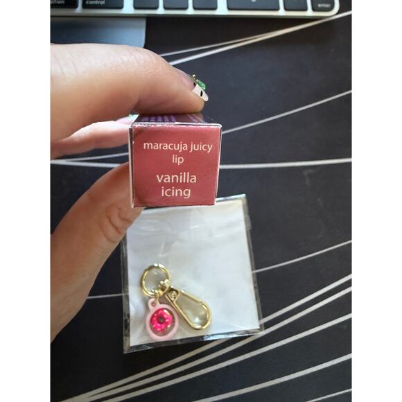 New Tarte Maracuja Juicy Lip - Vanilla Icing + Charm - Picture 3 of 3